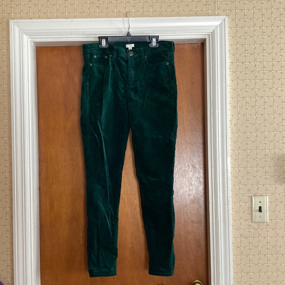 J Crew size 29 pant. Green velvet! Super fun pant, especially around holidays.